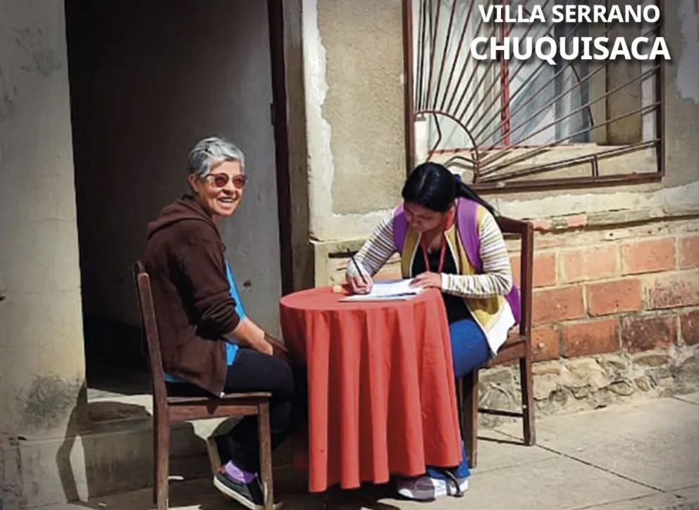 Una censista entrevista a una persona.     Foto: APG