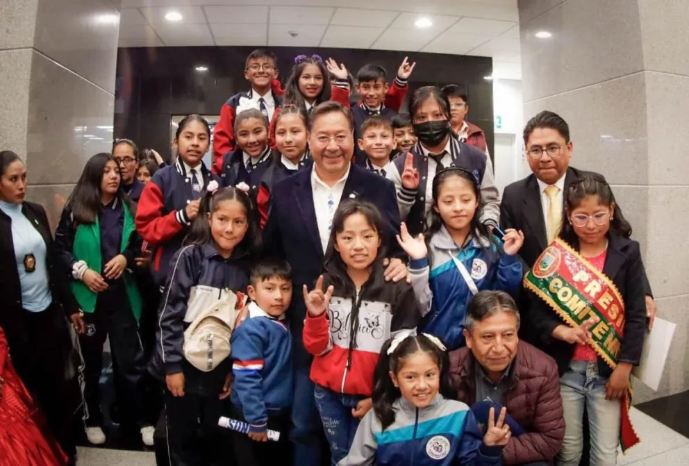 Arce junto a los niños que asistieron al acto, este lunes: Foto: Facebook de Luis Arce