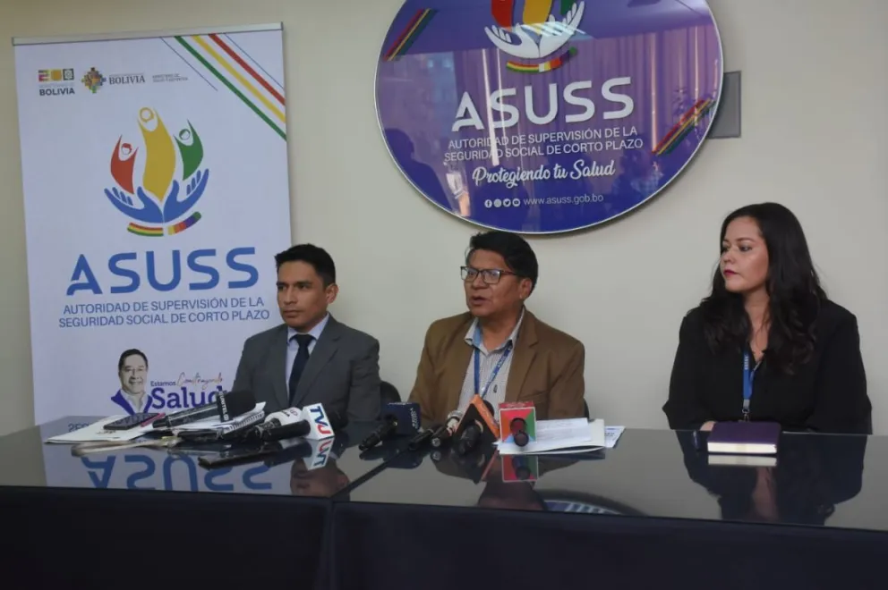 El director de la ASUSS, Rubén Colque (centro), dio este lunes una conferencia de prensa. Foto: APG.