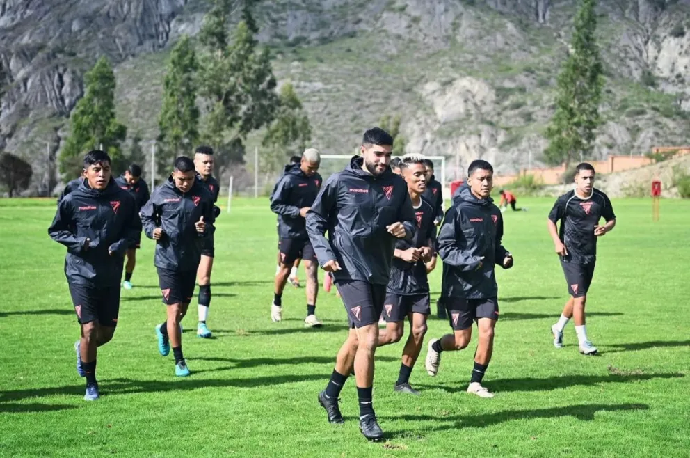Los jugadores de Always Ready en el entrenamiento en Huajchilla. Foto Always Ready