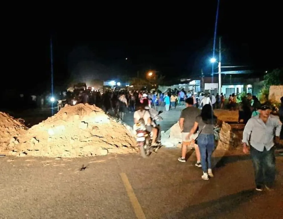 Los vecinos del municipio de El Torno, en Santa Cruz, llenaron de tierra la vía para impedir la circulación. Foto: Diario Digital El Torno.