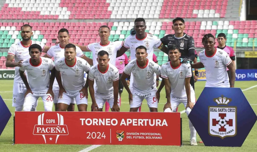 Plantel de Real Santa Cruz, antes de jugar su partido con san Antonio Bulo Bulo. Foto: APG