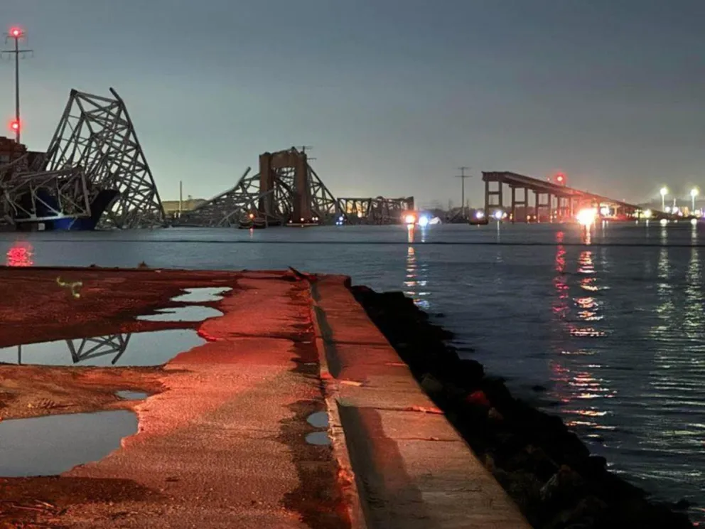 Imagen del derrumbe de un puente de Baltimore (norte de EEUU) sobre el río Patapsco. Foto: EFE