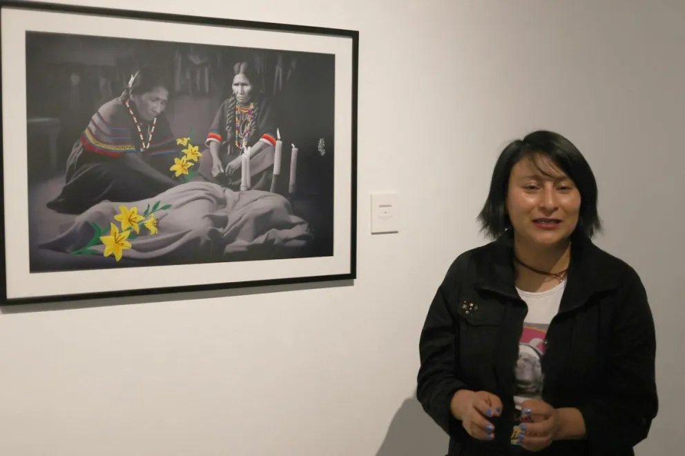 La artista boliviana Rilda Paco mezcla la inteligencia artificial, el collage digital y el bordado para protestar. Foto: EFE 
