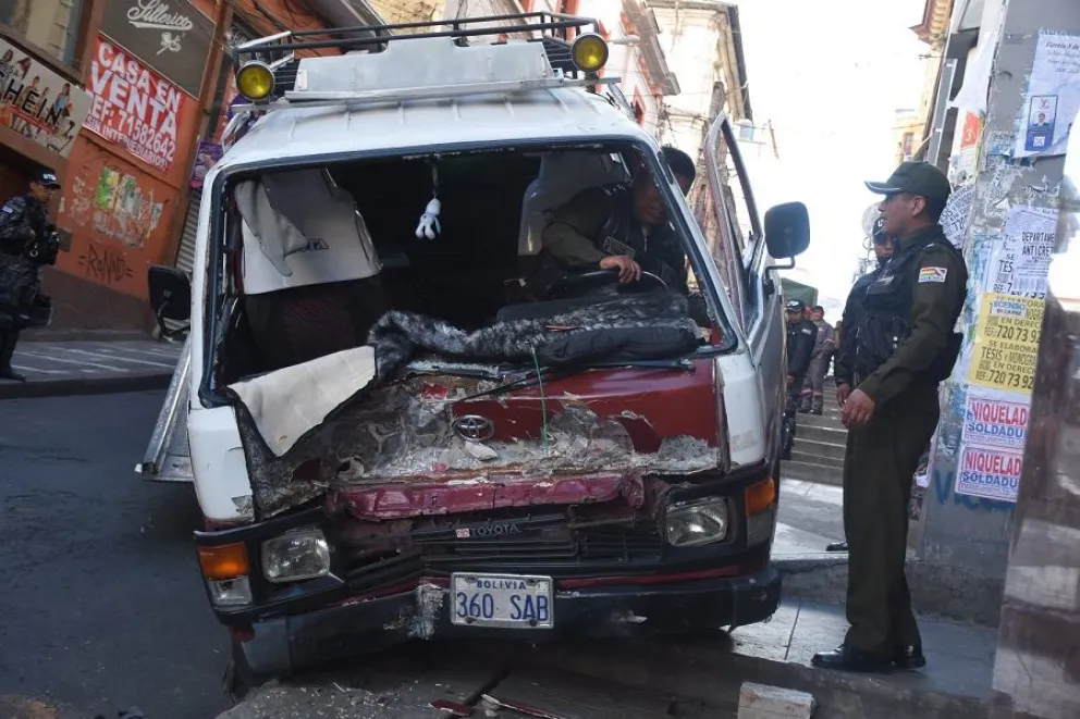 El minibús del servicio público que se estrelló en la fachada del TDJ de La Paz. Foto: APG