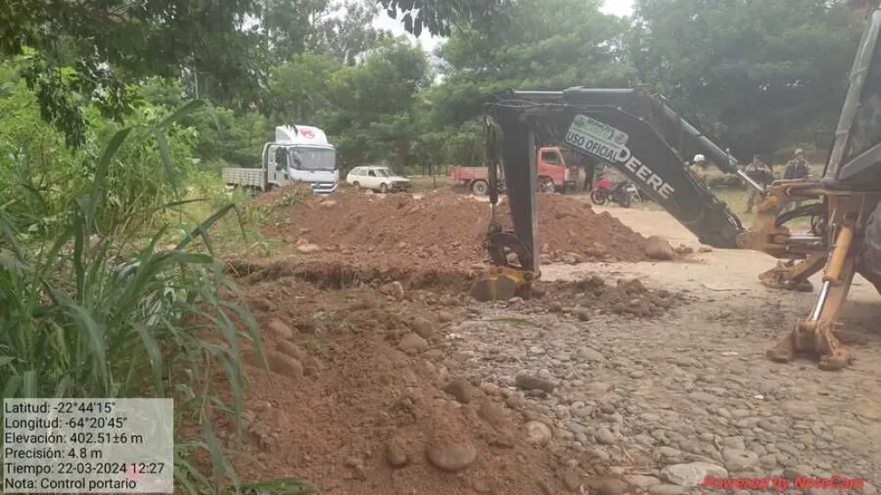 La excavación de zanjas para frenar el paso de los contrabandistas. Foto: ABI