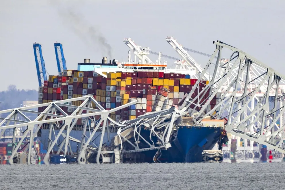 El carguero Dali, con bandera de Singapur, después de chocar contra el puente. Foto: EFE
