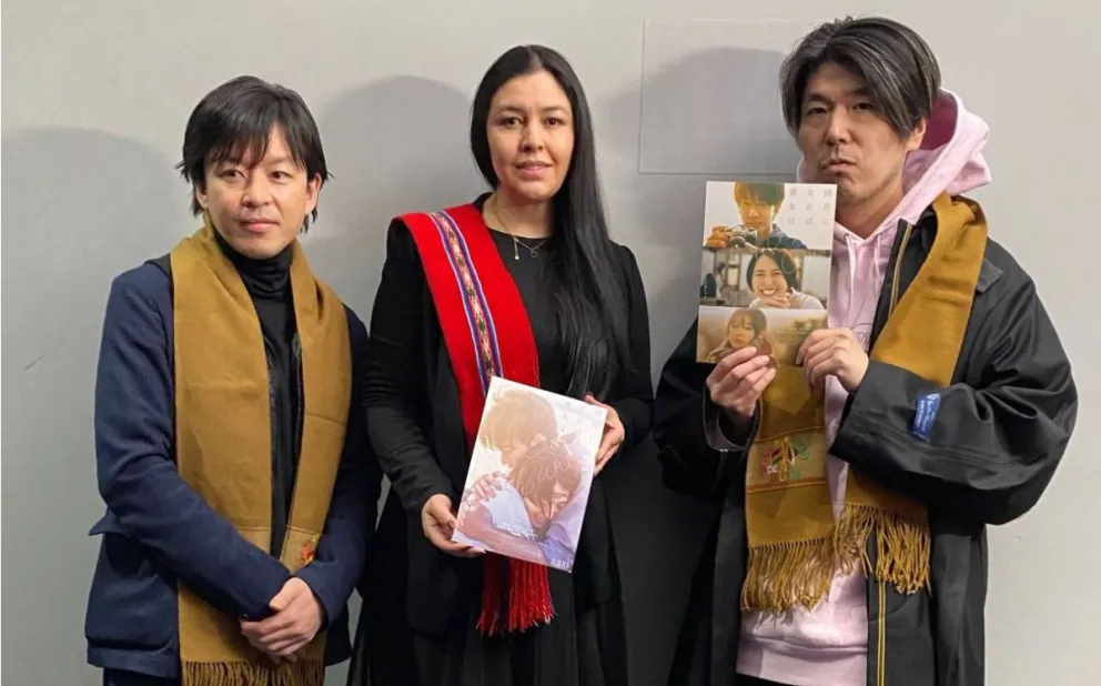 La diplomática boliviana Natalia Salazar con los actores japoneses. Foto: Cancillería de Bolivia
