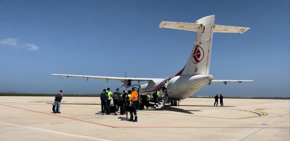 Integrantes de la selección nacional abordan la nave para el traslado de Annaba a Argel, primera parte del viaje de regreso a Bolivia. Foto: FBF