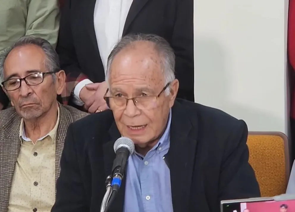 El presidente del Colegio Médico de Bolivia, Carlos Iriarte, brinda conferencia de prensa. Foto: Conasa.