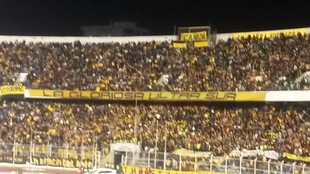 La barra Ultra Sur de The Strongest apoya al equipo en un partido anterior de Copa Libertadores. Foto: Archivo