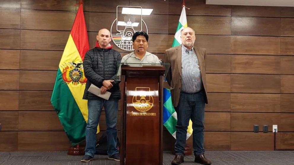 El senador de Comunidad Ciudadana (CC), Santiago Ticona, se dirige a la prensa. Foto: CC.