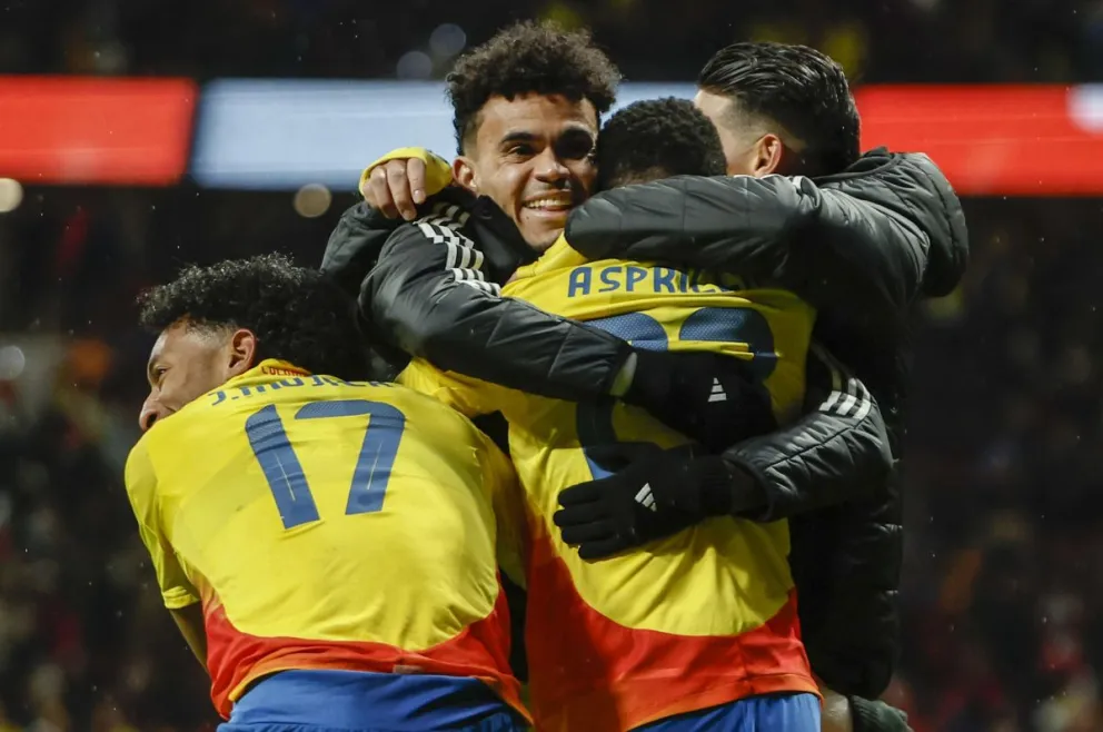 Los jugadores colombianos celebran uno de los goles de la jornada. Foto EFE