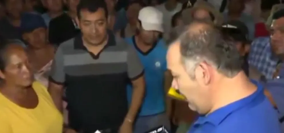 El director del INE, Humberto Arandia, lee el acuerdo suscrito con los movilizados en Abapó. Foto: Captura Unitel