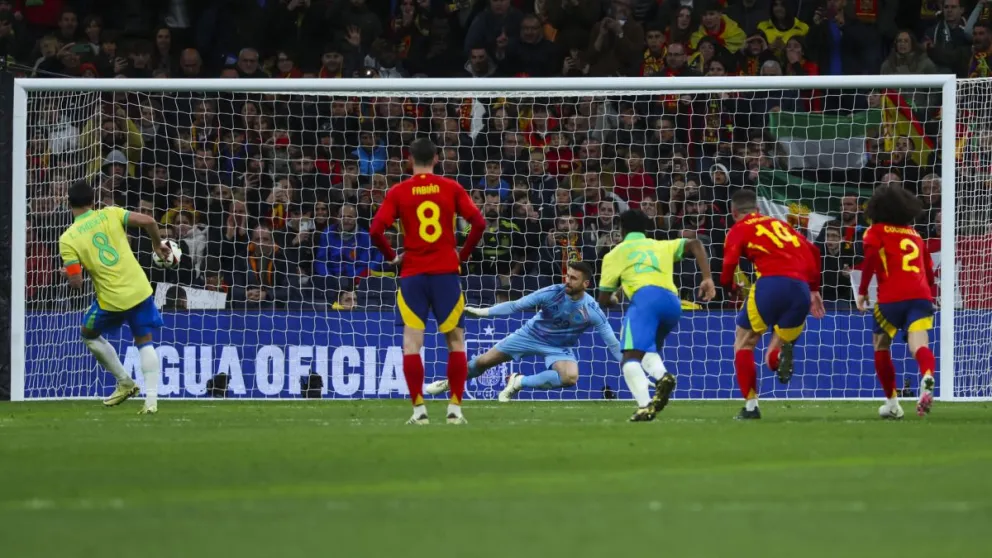 Lucas Paquetá remata con acierto el tanto de penal con el que empató Brasil. Foto EFE