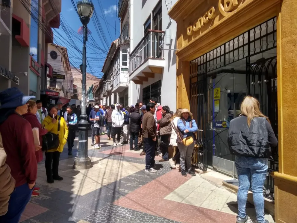La venta de las entradas en las puertas del Banco Bisa, en Potosí. Foto Guido Tórrez