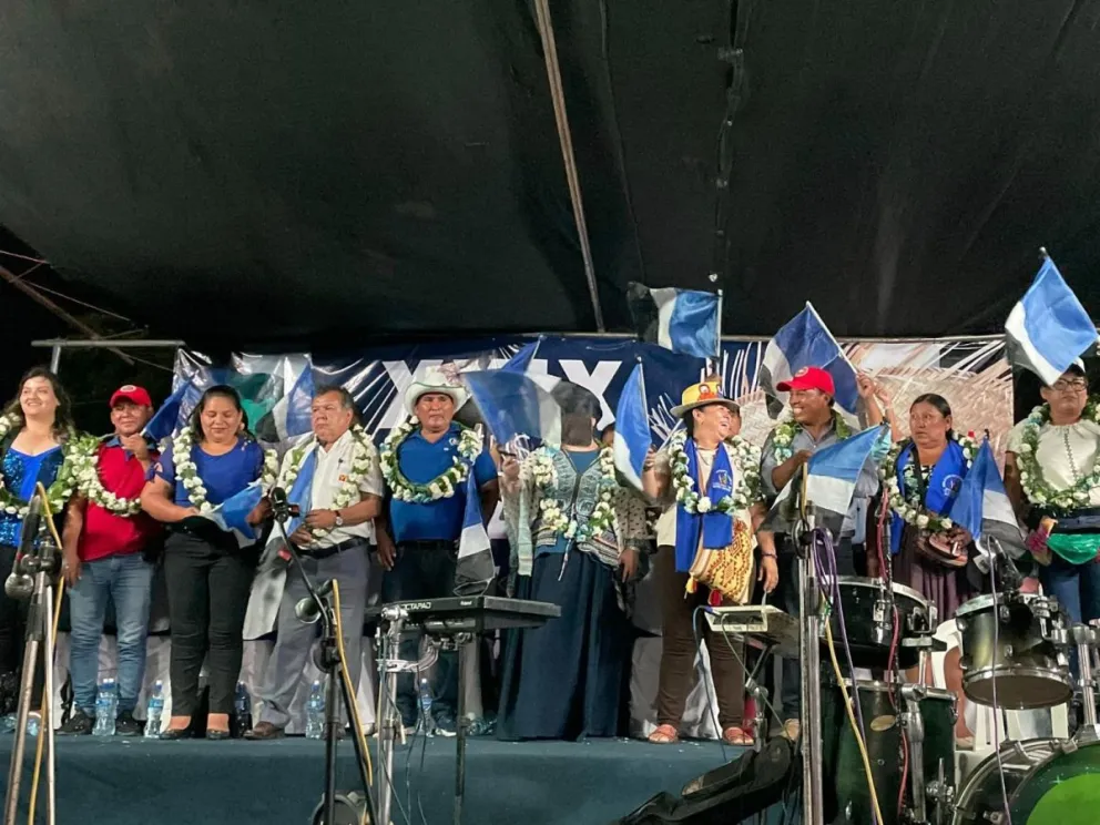 El ala arcista festejó el aniversario del MAS este martes en el Coliseo Fabril de Santa Cruz.    Foto: Facebook Lucho Flores