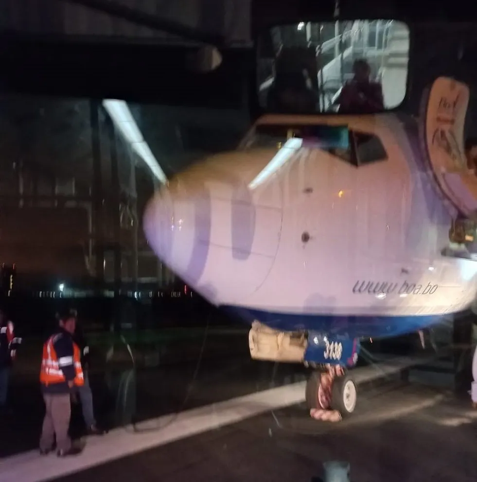El avión que sufrió el incidente en la pista del Aeropuerto Internacional de El Alto. Foto: Captura