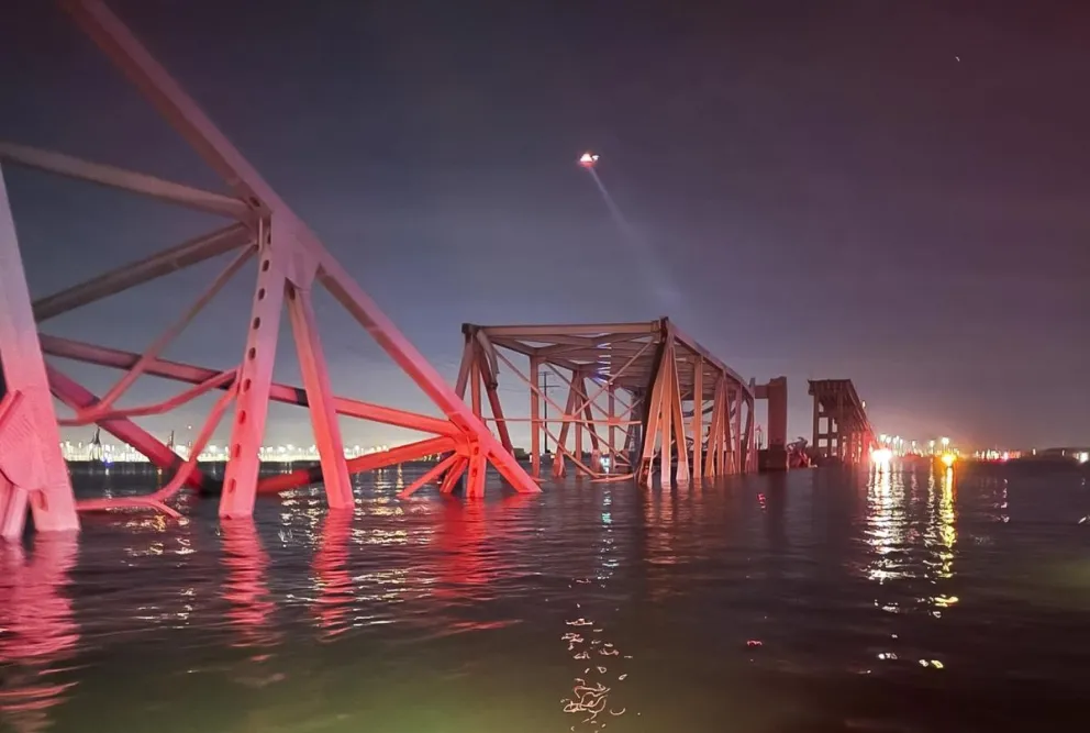 Una sección colapsada del puente Francis Scott Key, en Baltimore. Foto: EFE