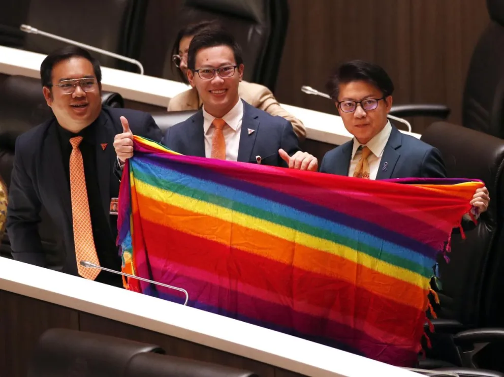 Diputados tailandeses durante la sesión de la Casa de Representantes para la aprobación de la ley de matrimonio igualitario. Foto: EFE