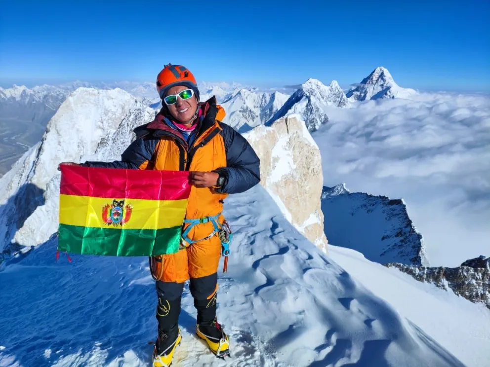 El alpinista boliviano con la tricolor nacional en la cima de un nevado. Foto: Hugo Ayaviri.