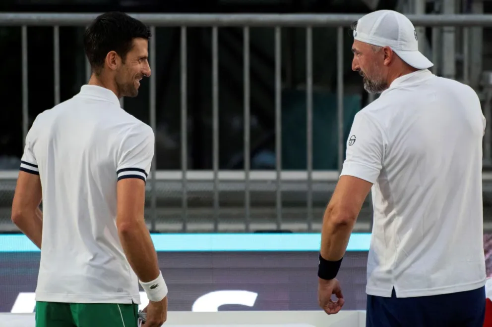El tenista serbio Novak Djokovic, número uno el mundo, en una imagen de archivo con su ya exentrenador, el croata Goran Ivanisevi. Foto: EFE