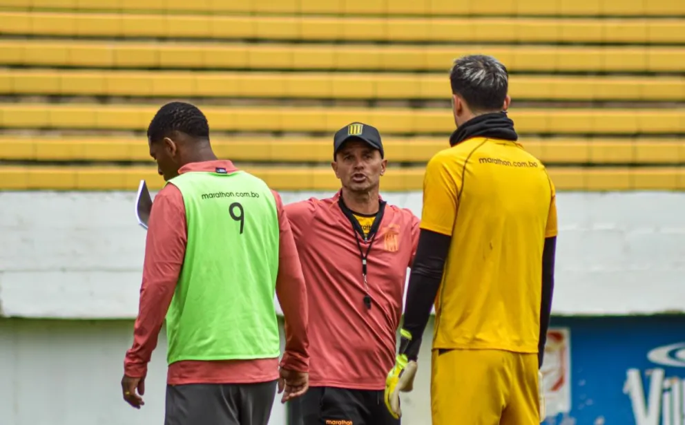 El técnico Pablo Lavallén (centro)da indicaciones a sus jugadores en un entrenamiento. Foto: club The Strongest