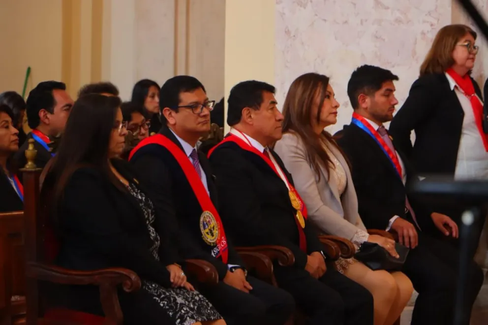 Autoridades de Chuquisaca durante la celebración religiosa de este miércoles. Foto: Correo del Sur