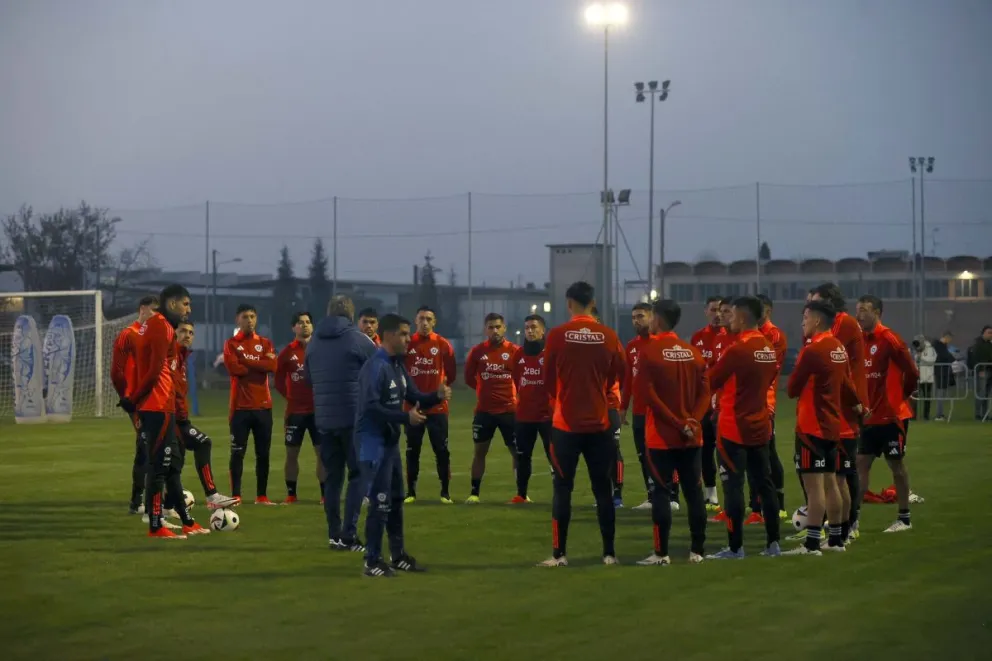 Ricardo Gareca dirige un entrenamiento del seleccionado chileno. Foto: ADN