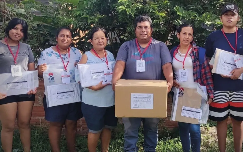 Empadronadores de Santa Cruz con el material censal. Foto: INE