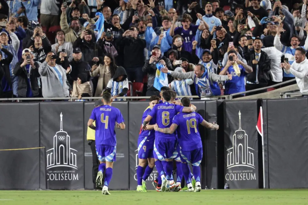 Festejo de los jugadores de Argentina con su hinchada luego de uno de los goles sobre Costa Rica en Los Ángeles, Estados unidos. Foto: EFE