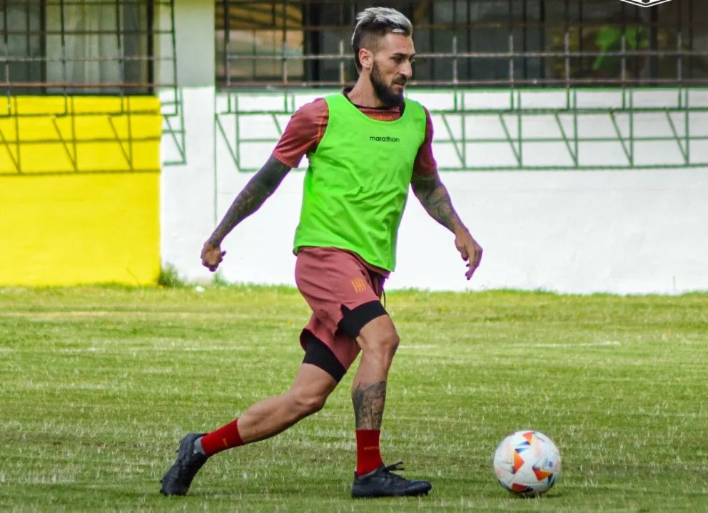 Luciano Ursino se lleva la pelota en uno de los entrenamiento del aurinegro. Foto: club The Strongest