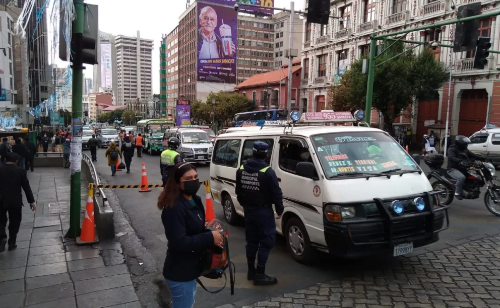 Transporte público, en el centro paceño. Foto: Visión 360