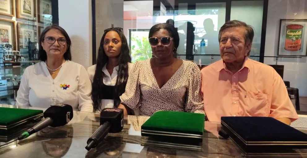 Alcira Beltrán (tercera desde la izquierda), en la conferencia de prensa que ofreció este miércoles en Santa Cruz. Foto: RDC Deportes. 