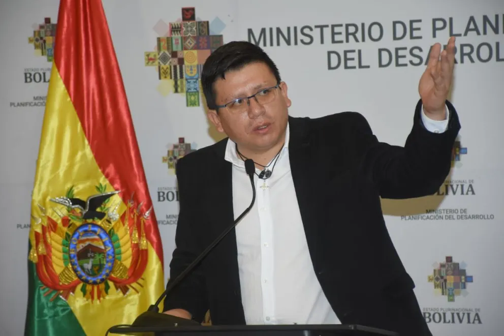 El ministro de Planificación del Desarrollo, Sergio Cusicanqui, brinda conferencia de prensa. (Foto: APG)