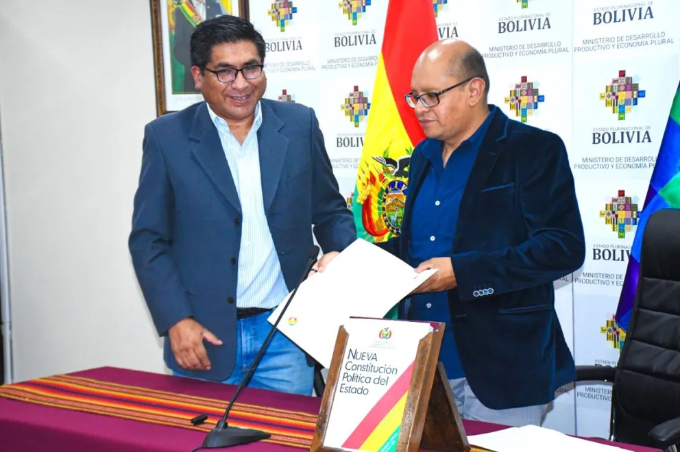 El ministro de Desarrollo Productivo, Néstor Huanca, y el nuevo gerente del SEDEM, Pablo Soria Reynaga. Foto: SEDEM.