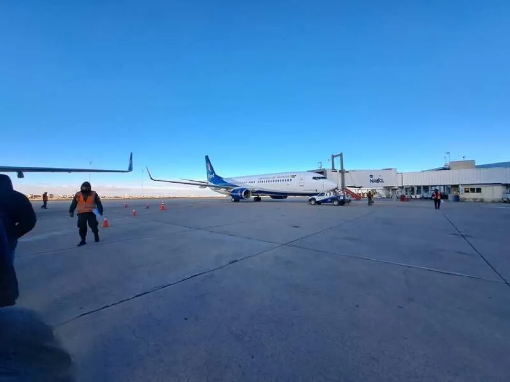 Un avión de Boliviana de Aviación está en la pista del aeropuerto de El Alto. Foto: ABI.