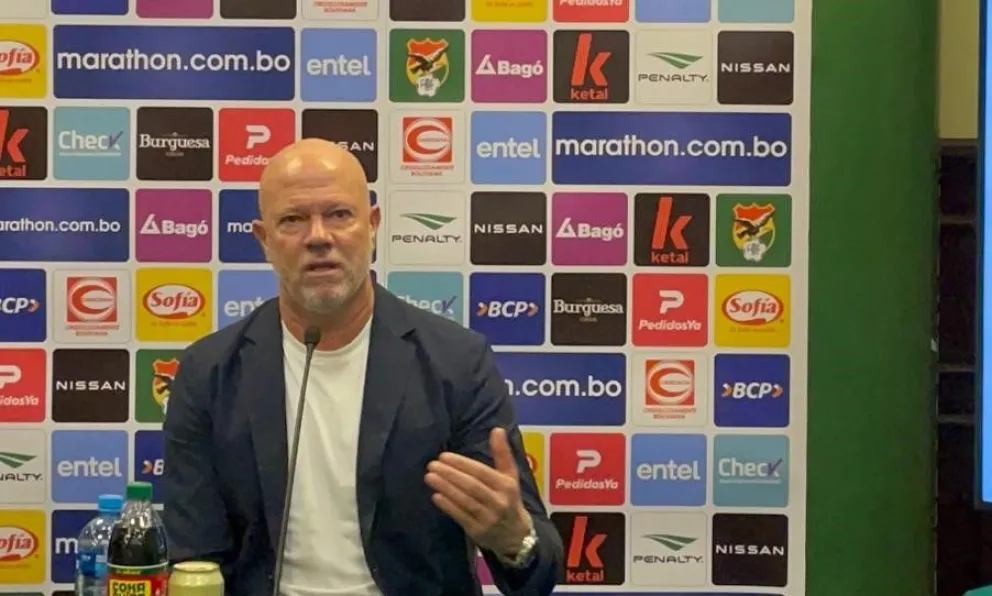 El seleccionador nacional, Antonio Zago, en una conferencia de prensa que ofreció en La Paz. Foto: Jorge Asturizaga.