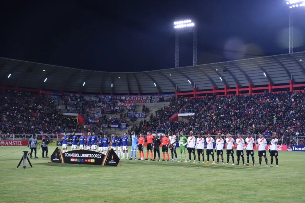 Los equipos de Always Ready y Nacional, en la previa del lance en Villa Ingenio. Foto APG