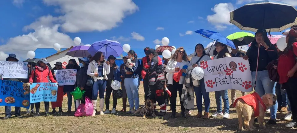 Activistas y dueños de mascotas durante la inauguración de el centro.   FOTO: GAMEA