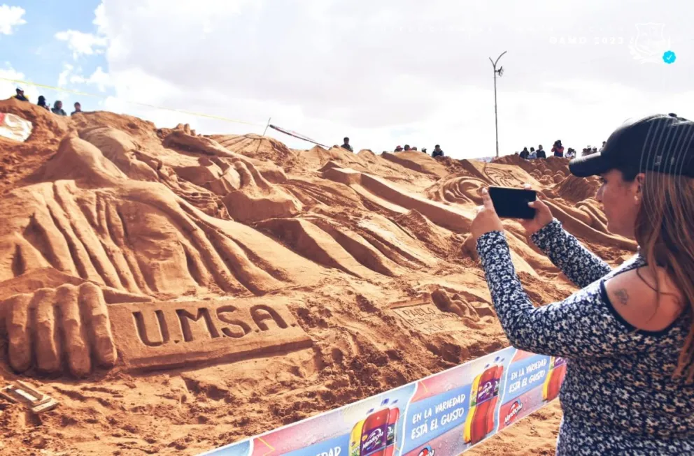 Las esculturas religiosas  en los arenales de Oruro es un atractivo para cientos de turistas.   Foto: GAMO