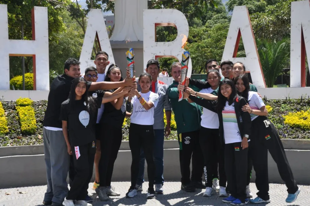 Deportistas y dirigentes con la antorcha y el Fuego Bolivariano en su paso por Cochabamba. Foto: COB.