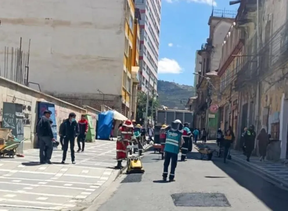 Funcionarios de la Alcaldía trabajan en la calle Ingavi, parte del recorrido. Foto: AMUN