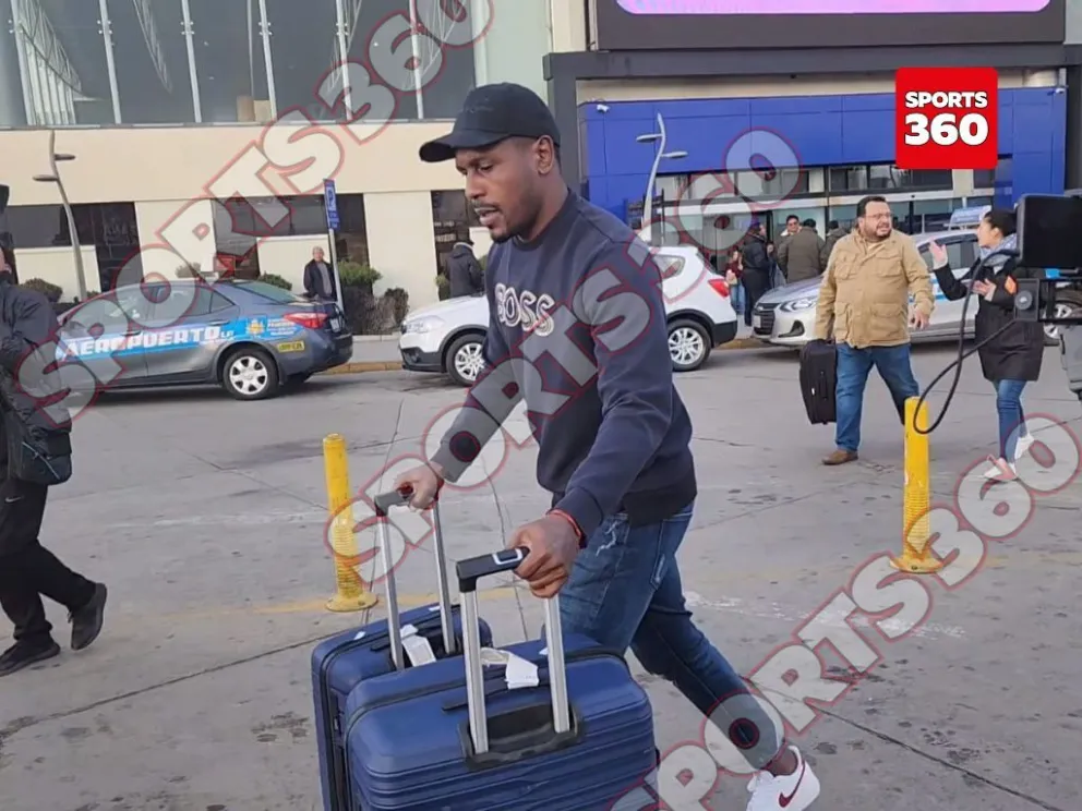 Ordóñez, con maletas en mano, tras salir del aeropuerto de El Alto. Foto: Sports 360.