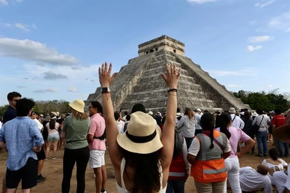 Turistas y visitantes se reúnen para recibir la llegada del equinoccio de primavera, en la zona arqueológica de Chichen Itza en la ciudad de Mérida, Yucatán (México). Foto: EFE / Lorenzo Hernández