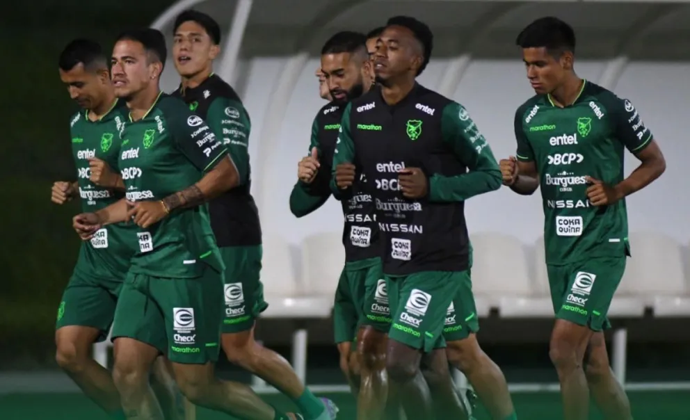 Jaime Arrascaita (centro) en un entrenamiento de la selección en Argelia. Foto: FBF