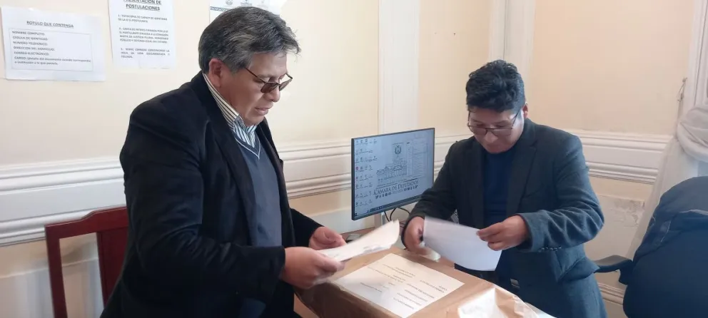 Zenón Bacarreza cuando presentó su candidatura en el Legislativo. Foto: @Diputados_Bol