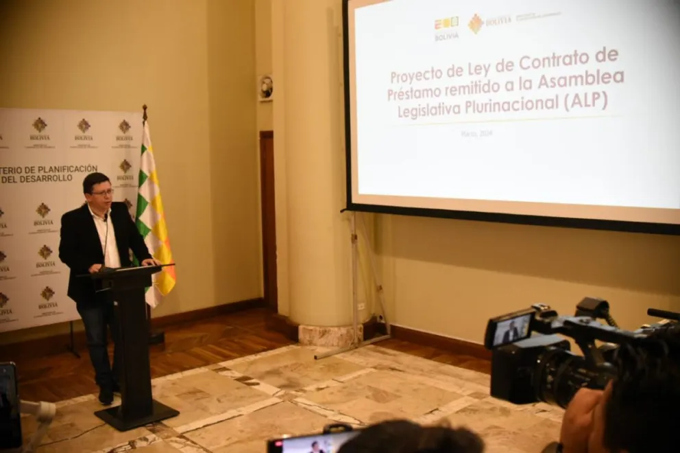 El ministro de Planificación del Desarrollo, Sergio Cusicanqui, explica el préstamo para la  carretera Uyuni Hito 60. Foto: ABI