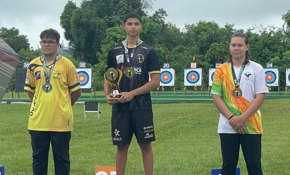 Herzog (der.) en el podio de premiación en Brasil. Foto: Federación Boliviana de Tiro con Arco.