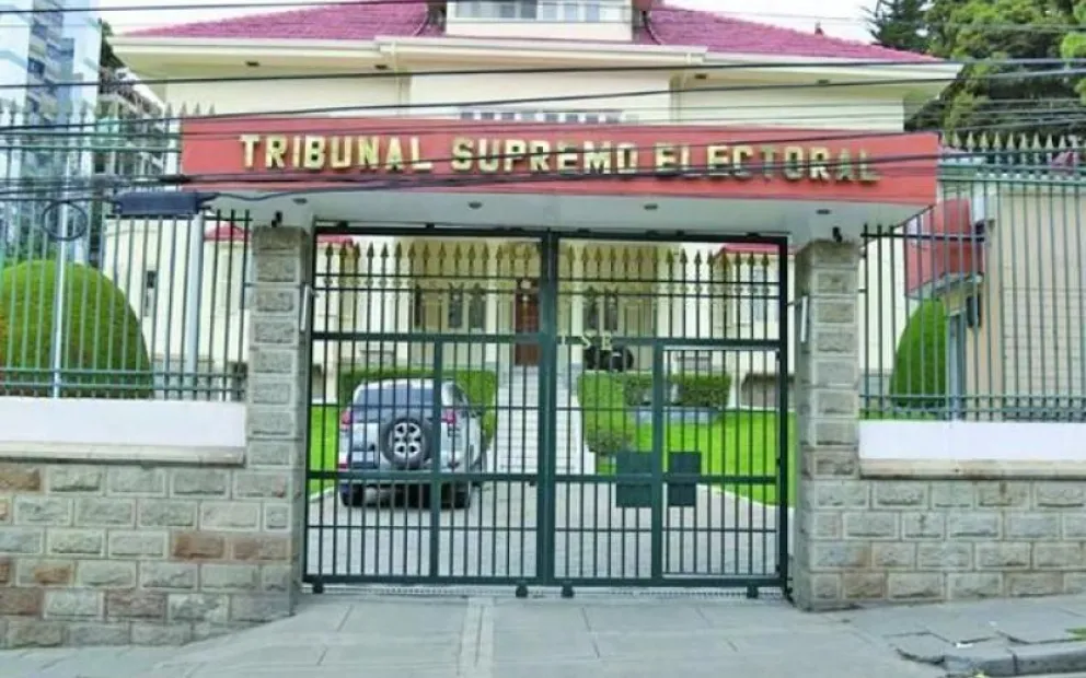 El ingreso al Tribunal Supremo Electoral (TSE), en la ciudad de La Paz.  Foto: Cámara de Senadores